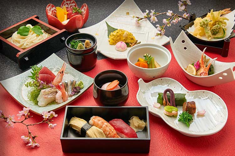 お寿司、天ぷら、小鉢などの豪華な和食セット