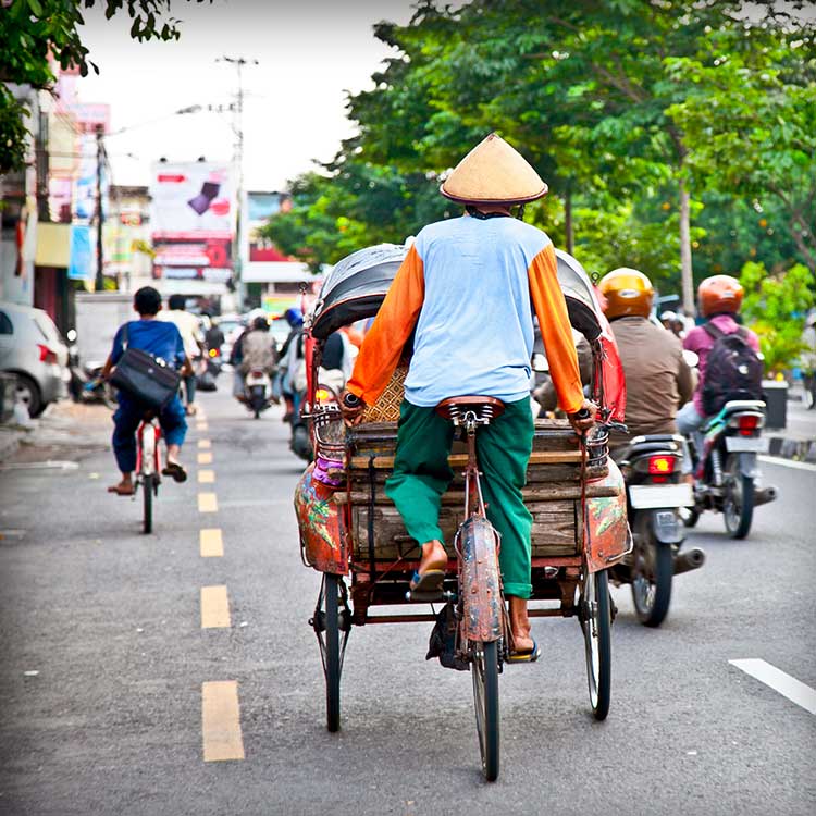 バイクや三輪自転車でにぎわうインドネシアの景色