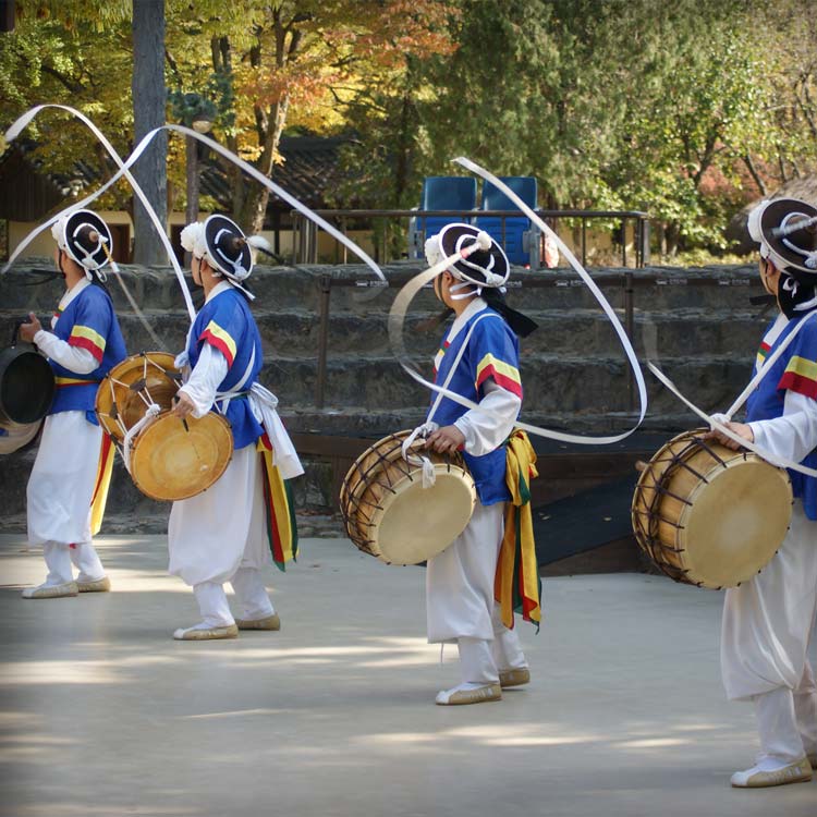 朝鮮の伝統楽器を演奏するサムルノリ