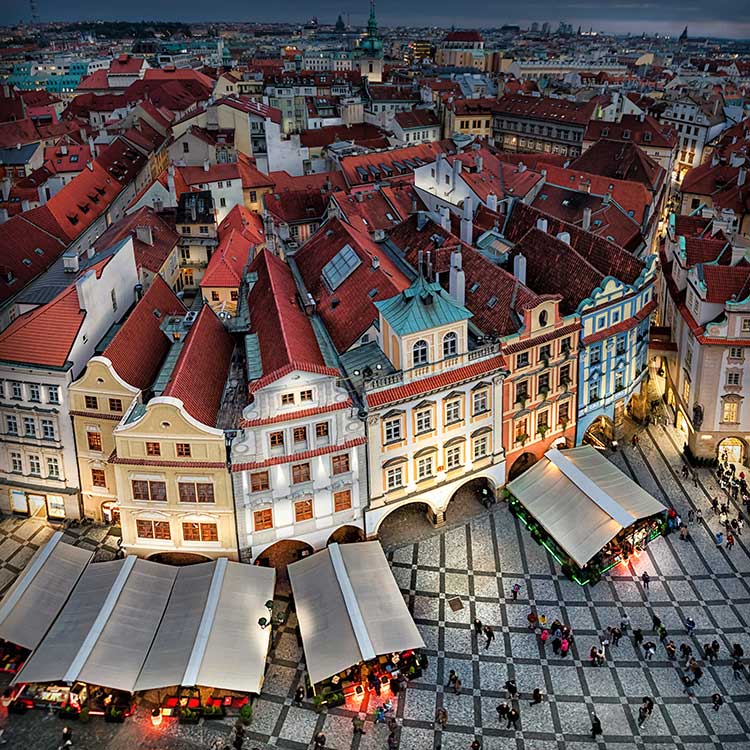 夕暮れのプラハの旧市街広場を俯瞰する写真