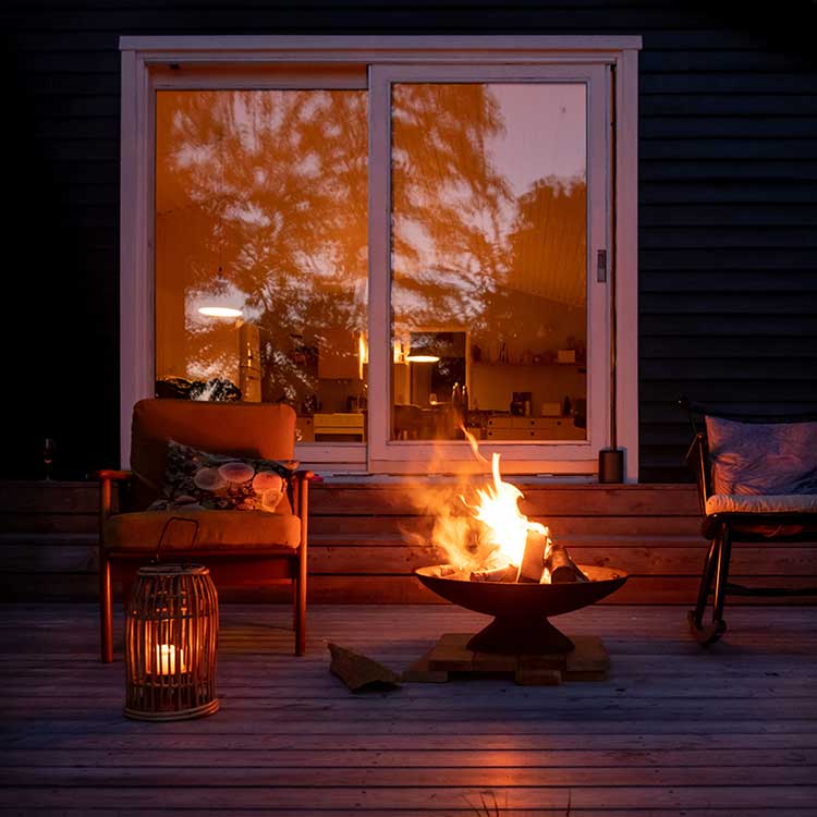 薪ストーブを焚いているデンマークの家のウッドデッキ