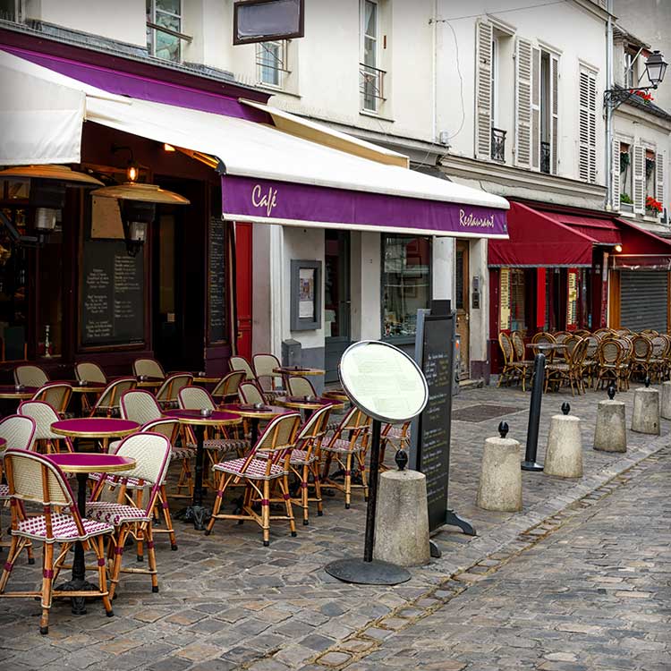 パリのモンマルトル地区の昔ながらのカフェ