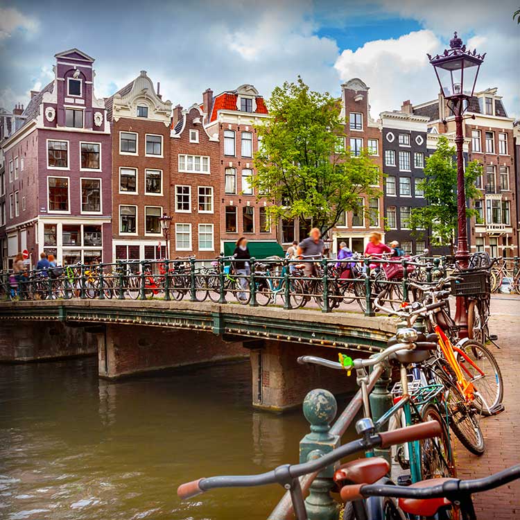 橋の上にたくさんの自転車が止められているアムステルダムの運河