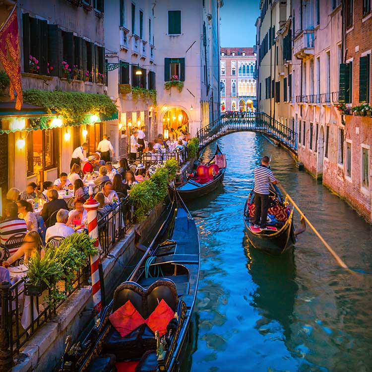 ゴンドラが行きかうヴェネツィアの風景