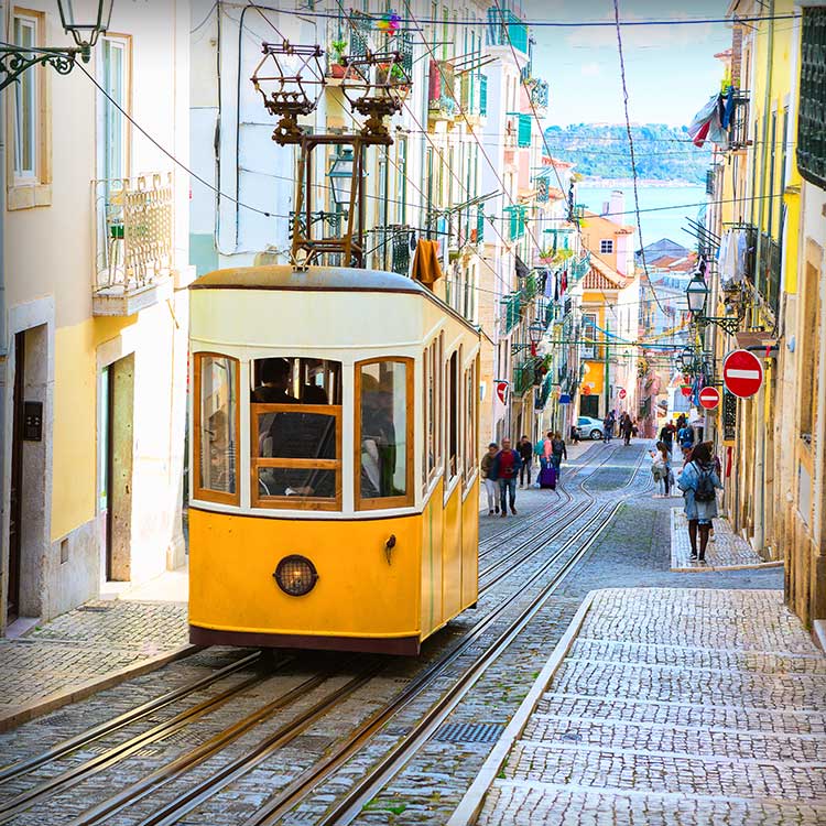 ポルトガル リスボンの傾斜をトラムが走る風景