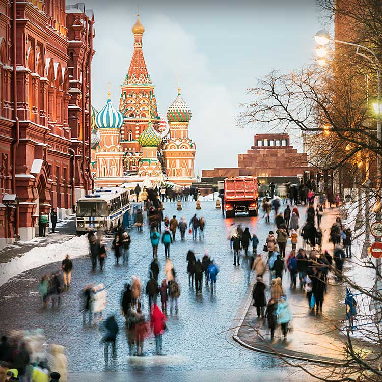 人々が行きかうモスクワ赤の広場の風景